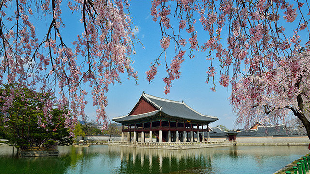 경회루 (Gyeonghoeru Pavilion) — The Floating Banquet Hall