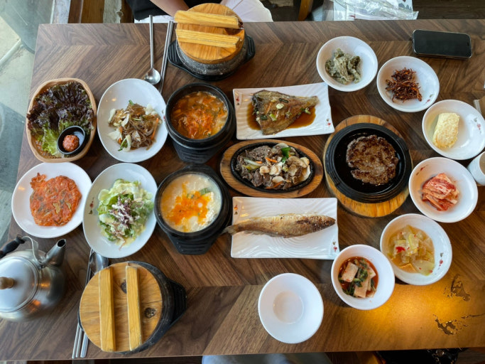 Hanjeongsik (한정식)