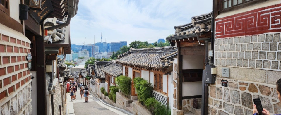  Bukchon Hanok Village 