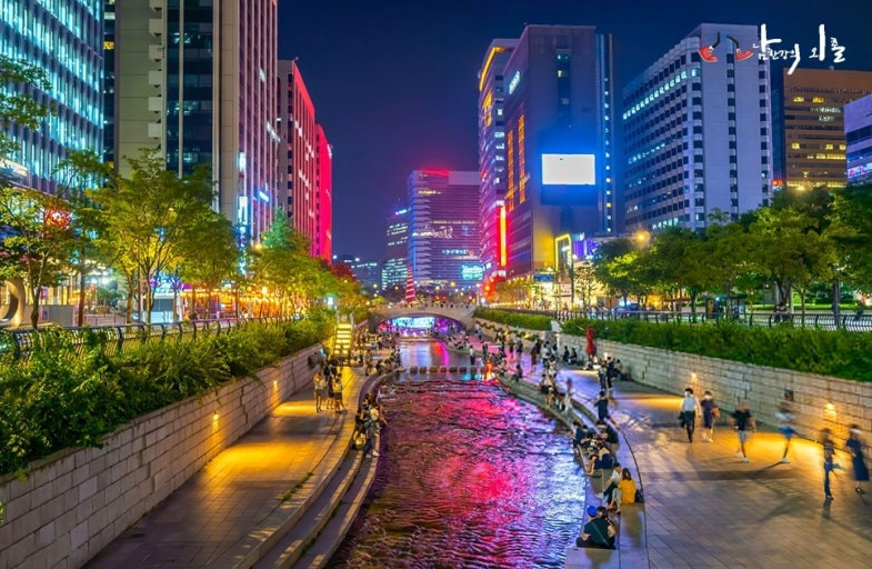 청계천 (Cheonggyecheon Stream)