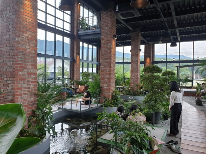 Korean cafes are architectural
