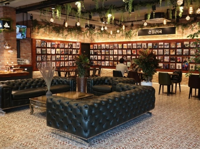 Themed Cafes (테마 카페)