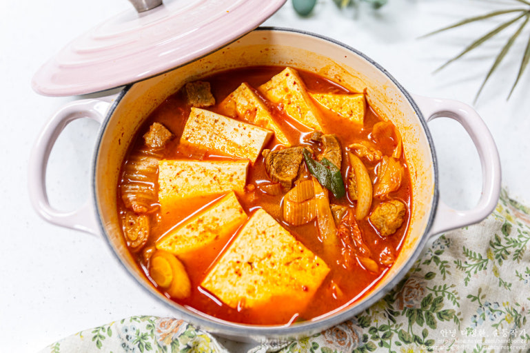 Kimchi Jjigae (김치찌개)
