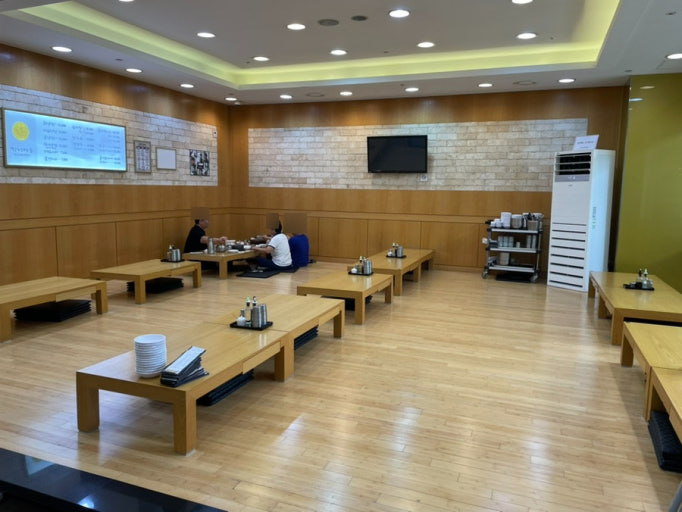 Floor seating (좌식)